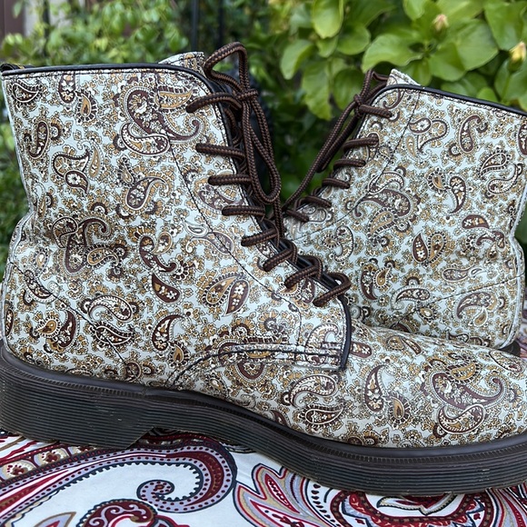 Super Cool Dr. Martens Paisley Floral Jeffrey Boots - Picture 5 of 17